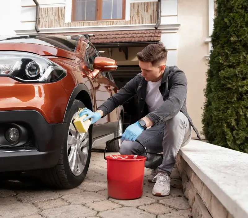 Lavage auto à domicile Saint-Jean-Saint-Maurice-sur-Loire : professionnel intervenant sur un véhicule